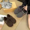 Fivela de cinto de bolinhas estilo francês, sapatos baixos com aumento de altura, nova coleção outono 2026, sapatos casuais estilo Birkenstock com bico redondo, sapatos femininos versáteis