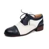 Sapatos Femininos Estilo Britânico Retrô com Combinação de Cores Bico Redondo Flor Queimada Salto Grosso Salto Baixo Cadarço Frontal Brogue Casual Sapatos Femininos