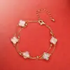 Pulsera de Cadena de Cuentas de Doble Capa con Flor de Trébol de Cinco Hojas Transfronteriza Europea y Americana para Mujer, Pulsera de Moda de Gama Alta con Flor Rosa de Nicho
