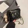 Bolso cubo de alta gama con patrón de diamantes para mujer, nuevo estilo 2026, bolso de hombro inspirado en Chanel, bolso hobo de eslabones de cadena, bolso cruzado de moda, moderno