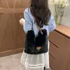 Nueva bolsa de felpa transfronteriza de otoño e invierno, bolsa de mano de gran capacidad para mujer, adecuada para el trabajo y los desplazamientos, bolso de mano peludo de un solo hombro