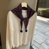 Chal de punto a rayas estilo coreano con pompones, una bufanda versátil para usar en capas en otoño e invierno, perfecta para añadir un toque decorativo, atar y proteger el cuello; un pañuelo triangular