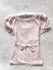Camiseta de Verano Nueva Retro Francesa Encaje Puro Transparente Empalme Lazo Hombro Derecho Manga Corta Color Puro Dulce