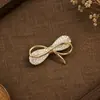 Corsage estilo Chanel broche de margarida e pérola feminino requintado botão pequeno anti-exposição pino de gola de camisa vendas diretas da fábrica