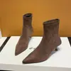Botas Elegantes de Cano Curto Estilo Coreano 2026 Bico Fino Salto Gatinho para Mulheres Botas com Veludo Extra Superfície de Veludo Salto Fino Botas Meia Elástica Botas Emagrecedoras
