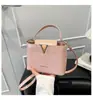 Nuevo 2025 Bolso Decorativo Simple en Forma de V Ins de Moda con Correa al Hombro Cruzada Tendencia Bolso Cubo Pequeño para Mujer