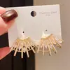 Brincos de Tarraxa Geométricos em Arco com Zircônia Cúbica Prateados Moda Exquisitos Nicho Studs Leve Luxo High-End Individual Atacado Mulheres