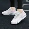 Zapatos deportivos y casuales transpirables para mujer, nuevo diseño de malla, adecuados para ventas transfronterizas, actividades al aire libre y baile en la plaza, con suela gruesa y punta redonda