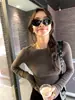 Suéter de punto blanco off-shoulder estilo coreano para mujer, otoño e invierno 2026, suéter de capa base, top elegante y ajustado