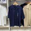 Entrega de uma peça Youjia verão novos homens e mulheres casal cooperação single-breasted solto colarinho aberto manga curta camisa Y449635