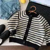 Cardigan de Tricô Vintage Bangcheng com Listras Pretas e Brancas para Meninos e Meninas, Casaco Suéter Macio com Gola Redonda em Contraste de Cores para Primavera e Outono