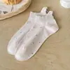 Calcetines para Mujer al por Mayor de Acheng: Estilo Verano Delgado, Absorbente de Sudor, Transpirables, Cómodas Calcetines Cortos de Lunares con Lazo Bordado, Calcetines de Barco