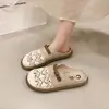 Chinelos de Verão Respiráveis Versáteis 2026 para Mulheres, Novos Chinelos Fechados Slip-On Estilo Meio Birkenstock para Uso Externo