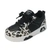 Zapatos Casuales de Moda con Estampado de Leopardo para Niños 2026 Nuevos Zapatos para Niños Primavera/Otoño Zapatos de Tabla Unisex Niños Medianos y Grandes Zapatos Deportivos de Bloque de Color