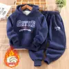 Conjunto con Capucha Grueso y Trendy de Marca con Forro de Felpa para Niños, Nuevo Estilo Otoño e Invierno, Conjunto Casual de Dos Piezas con Sudadera con Estampado de Letras para Niños
