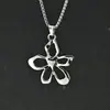 Cadena para suéter de trébol de cuatro hojas popular de otoño, un collar largo y simple con colgante floral para mujer, un accesorio de cadena para clavícula de cordón negro versátil
