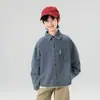 Valle del Viento 2026 Otoño Nueva Elegante Moderna Genial Camisa de Mezclilla Azul Claro para Niños Versátil Ropa de Abrigo para Niños de Primavera y Otoño