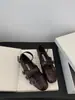Sapatos Mary Jane casuais versáteis femininos com aumento interno de altura, novo modelo 2026, tira no tornozelo, estilo nicho, adequados para combinar com saias