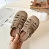 Chinelos Vazados de Princesa para Meninas 2025 Verão Novo Meninas Casuais ao Ar Livre Chinelos Baotou Sandálias da Moda para Bebês