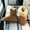 Primeiro Encontro Temporada Botas de Neve de Couro e Pelo Integrados de Cano Médio com Solado Grosso Femininas 2026 Novo Estilo Inverno Acolchoado Plus Veludo Antiderrapante Sapatos de Algodão