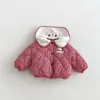 Chaqueta de algodón forrada de felpa con temática de gatos para niña, nuevo estilo de invierno 2026, cuello de solapa para bebé, abrigo de algodón a cuadros de dibujos animados, zdw6693