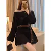 Suéter de punto estilo coreano para mujer con ribete de encaje asimétrico, que presenta un look otoñal suave, casual y dulce, con un diseño de hombros descubiertos y un estilo holgado de jersey.