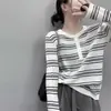 Suéter de tricô listrado em preto e branco para mulheres, fino e macio, adequado para o início do outono, estilo casual, peça básica, semi-cardigã, top para primavera e outono