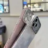Funda de Teléfono Minimalista de Gama Alta con Patrón de Plumas para Apple 17 Pro Max, Compatible con 16 Pro Max, Galvanizada para 15 Pro y 14 Pro