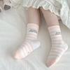 Q24151 Meias Infantis Outono e Inverno Coloridas Estilo Coreano Meias de Algodão para Meninas Listradas Modernas com Letras Meia de Cano Médio para Meninas e Crianças Maiores