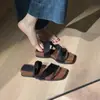 Primeiro Encontro com as Sandálias Slip-On Quadradas de Solado Grosso para Mulheres, Estilo Retrô, Adequadas para Usar com Saias, Sandálias e Chinelos de Uso Duplo