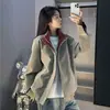 Chaqueta de cuero tie-dye color block retro americano, diseño de otoño para hombre, con hombro estructurado y cuello alto, estilo chaqueta corta de béisbol