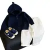 Ropa infantil coreana 2026 colección de otoño nueva: suéter lindo con capucha color azul marino dopamina, top de punto y pantalones rectos