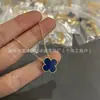 Collar de cuatro hojas de oro V de alta gama para mujer, diseño de nicho, cadena para la clavícula de flor de nácar y ágata roja de lujo ligero, venta al por mayor desde el fabricante
