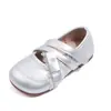 Elegantes zapatos Mary Jane de cuero con correa cruzada estilo coreano para niñas, nuevo modelo primavera y otoño 2026, versátiles zapatos de princesa de suela blanda para niños mayores