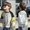 Camiseta de Manga Curta Color Block para Meninos, Novo Estilo Verão 2026, Blusa Patchwork Tendência de Meia-Manga Infantil