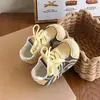 Zapatillas de entrenamiento retro alemanas para niños, nuevo modelo primavera y otoño 2026, malla transpirable, ligeras, con suela gruesa, zapatillas deportivas casuales para niñas, estilo Forrest Gump
