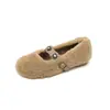 Sapatos Quentes de Algodão com Lã de Cordeiro para Usar ao Ar Livre 2025 Novo Estilo de Inverno Rebites Metálicos Doce Tira Única Estilo Mary Jane Sapatos de Pelo