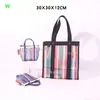 Nueva bolsa de mano de malla retro a rayas tricolor de Taiwán, un bolso versátil, bolsa de almacenamiento y bolsa tejida