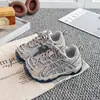 Tênis Esportivo Infantil 2026 Outono Mais Vendido Solado Macio Antiderrapante Estilo Pai para Meninas e Tênis de Malha Respirável para Meninos