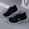 Moda combinable para mujer Tejido volador para estudiantes Deportes al aire libre Antideslizante Resistente al desgaste Malla transpirable al por mayor Primavera y verano Casual Suela suave