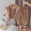 Conjunto de ropa de invierno para niñas 2026 nuevo casual chaleco cálido conjunto de tres piezas estilo otoño e invierno para bebé con forro polar engrosado ropa de moda