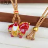 Mismo estilo que el colgante "Riqueza Instantánea" de esmalte de arena dorada antigua de la tienda de oro, nuevo colgante de caballo Tang rojo estilo chino con diamantes, al por mayor