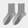 Meias femininas de cano médio com renda de bolinhas retrô, meias fofas e estilosas com acabamento floral para outono e inverno, meias femininas da indústria de meias de Zhuji