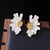 Pendientes Florales Simétricos Vintage, Pendientes Retro Estilo Corte Lujo Ligero Desgastados, Colgantes de Oreja Artísticos de Gama Alta con Incrustaciones de Diamantes Margarita Dulce