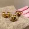 Anillo de Piedra Ojo de Tigre Flor de Sol Dorada para Mujer Nuevo Anillo de Sensación de Alta Gama Diseño Nicho Vintage Único Anillo Combinable