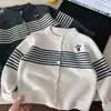 Cardigan de Tricô Listrado Infantil Bangcheng 2026 Outono Novo Jaqueta Suéter de Gola Redonda Bordado de Ursinho Desenho Animado para Crianças Pequenas