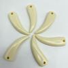 Suministro directo de fábrica cuentas colgantes de acrílico color marfil colgantes de cuerno accesorios para collar de pimienta blanca anti-marfil
