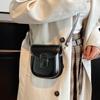 Bolsa Vintage de Ombro Único de Nicho Moda Pequena Quadrada para Mulheres Moda Outono 2025 Cor Sólida Vibrante Bolsa Transversal com Aba de Língua Estilo Sela para Mulheres