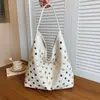 Bolsa de Ombro Transfronteiriça Tendência Com Tachas Personalidade Sob o Braço 2025 Nova Moda Versátil Bolsa de Mão de Nicho de Alto Padrão