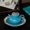 Bule de Cerâmica com Pintura Manual de Névoa Vermelha e Desenho Floral Azul para Uso Doméstico, Apresentando uma Alça em Formato de Bola